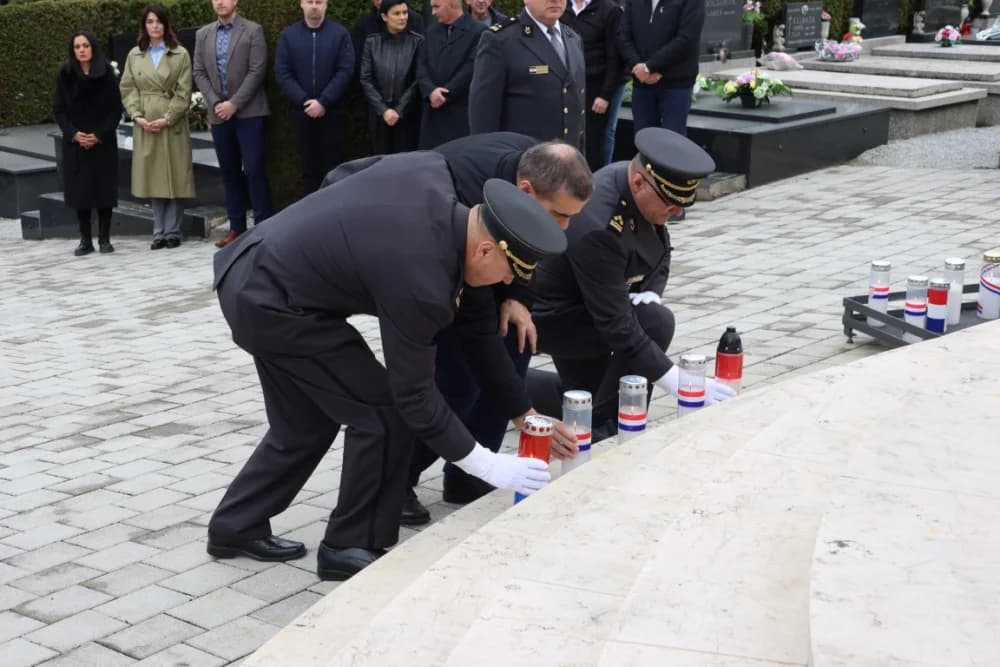 Položeni vijenci i zapaljene svijeće na Groblju sv. Ilije i Trgu 123. brigade povodom obiljeđavanja Dana grada Požege