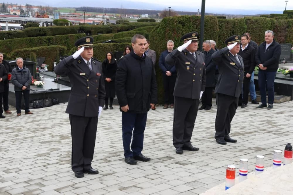 Položeni vijenci i zapaljene svijeće na Groblju sv. Ilije i Trgu 123. brigade povodom obiljeđavanja Dana grada Požege