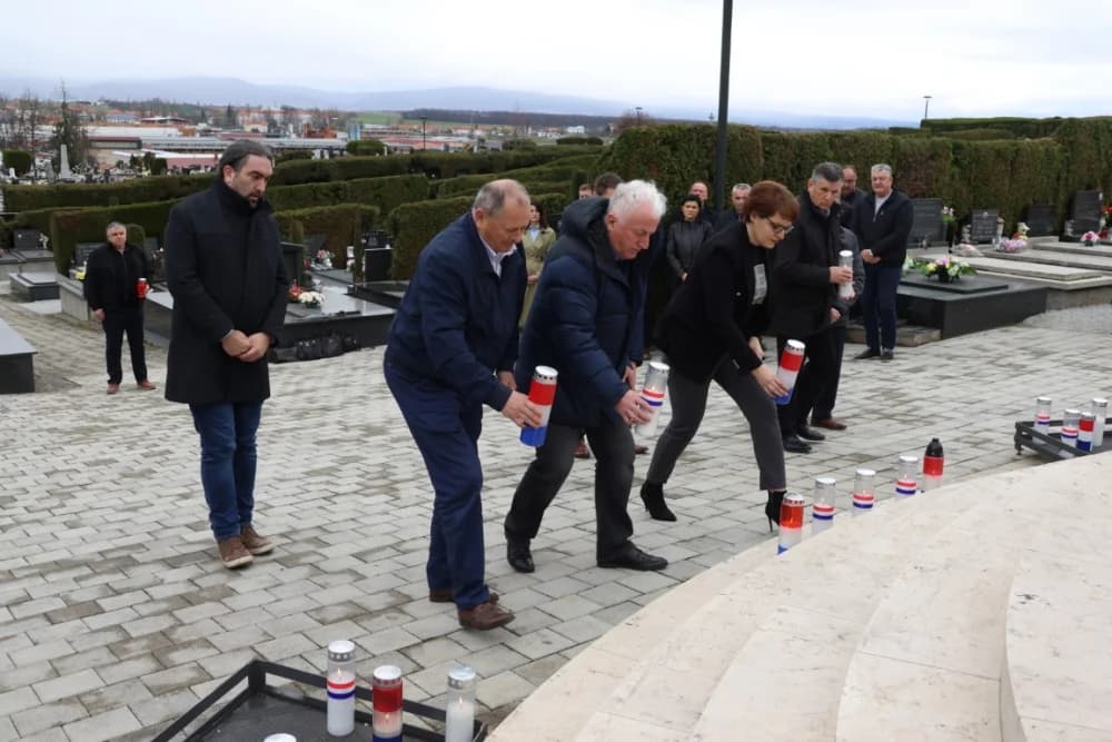 Položeni vijenci i zapaljene svijeće na Groblju sv. Ilije i Trgu 123. brigade povodom obiljeđavanja Dana grada Požege