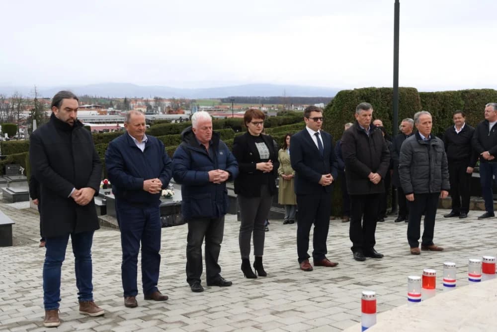 Položeni vijenci i zapaljene svijeće na Groblju sv. Ilije i Trgu 123. brigade povodom obiljeđavanja Dana grada Požege