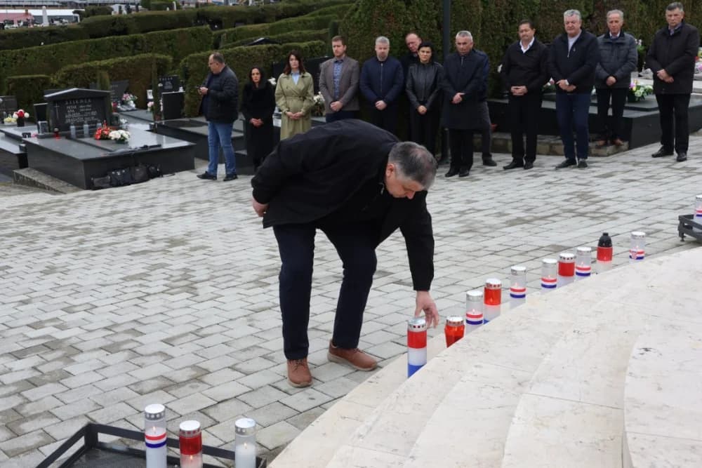 Položeni vijenci i zapaljene svijeće na Groblju sv. Ilije i Trgu 123. brigade povodom obiljeđavanja Dana grada Požege