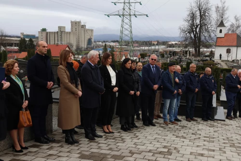 Položeni vijenci i zapaljene svijeće na Groblju sv. Ilije i Trgu 123. brigade povodom obiljeđavanja Dana grada Požege