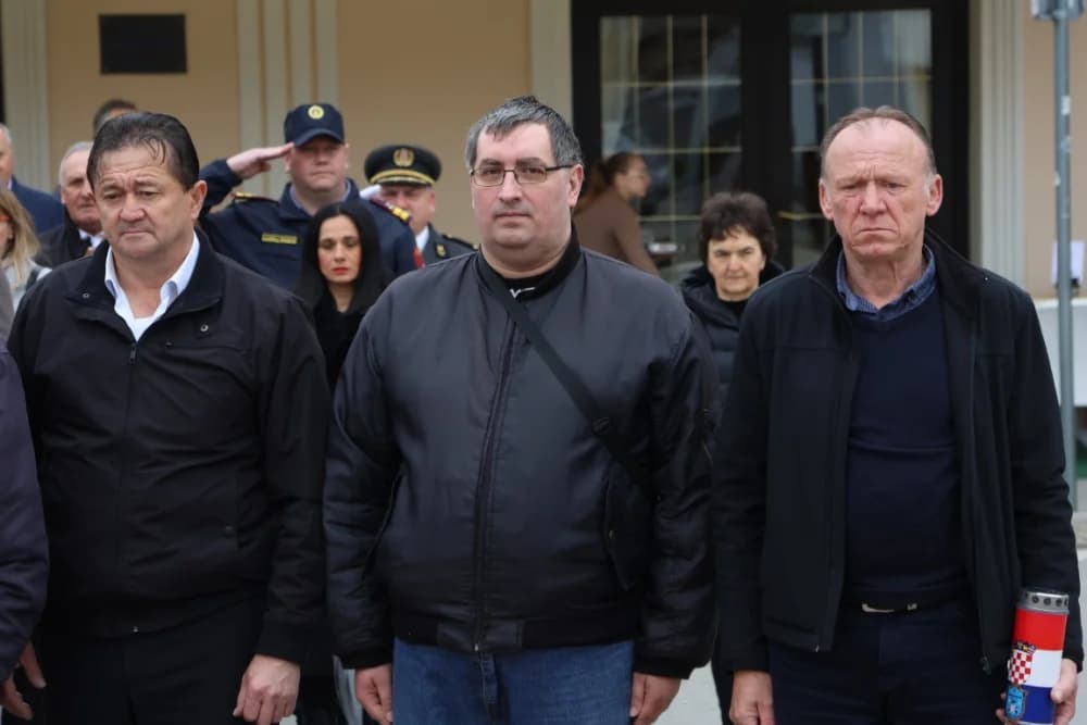 Položeni vijenci i zapaljene svijeće na Groblju sv. Ilije i Trgu 123. brigade povodom obiljeđavanja Dana grada Požege