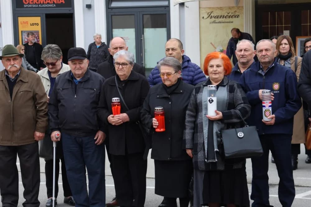 Položeni vijenci i zapaljene svijeće na Groblju sv. Ilije i Trgu 123. brigade povodom obiljeđavanja Dana grada Požege