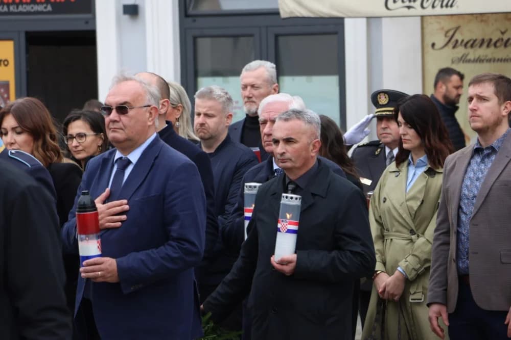 Položeni vijenci i zapaljene svijeće na Groblju sv. Ilije i Trgu 123. brigade povodom obiljeđavanja Dana grada Požege