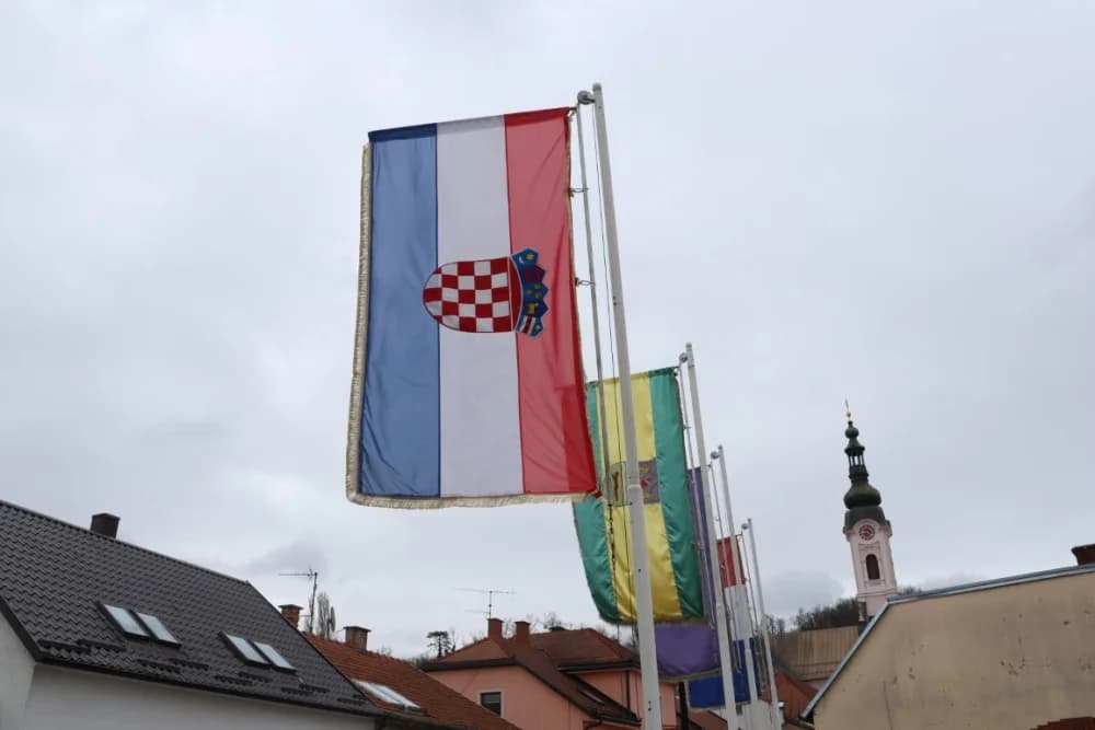 Položeni vijenci i zapaljene svijeće na Groblju sv. Ilije i Trgu 123. brigade povodom obiljeđavanja Dana grada Požege