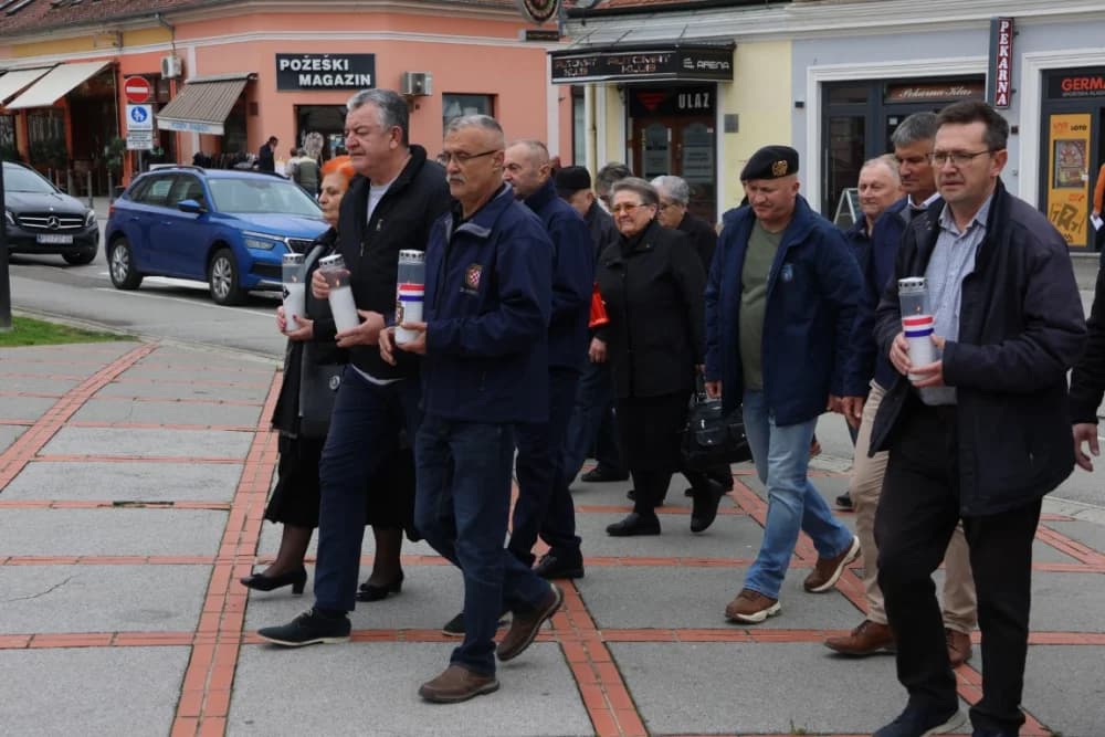 Položeni vijenci i zapaljene svijeće na Groblju sv. Ilije i Trgu 123. brigade povodom obiljeđavanja Dana grada Požege