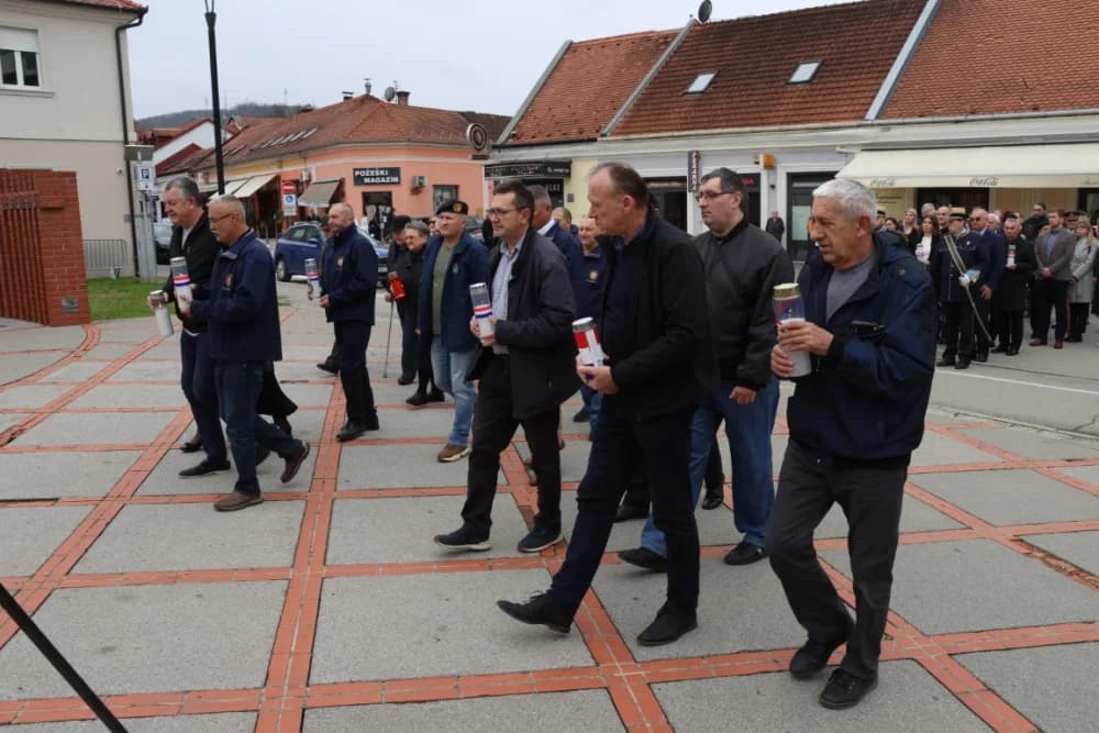 Položeni vijenci i zapaljene svijeće na Groblju sv. Ilije i Trgu 123. brigade povodom obiljeđavanja Dana grada Požege