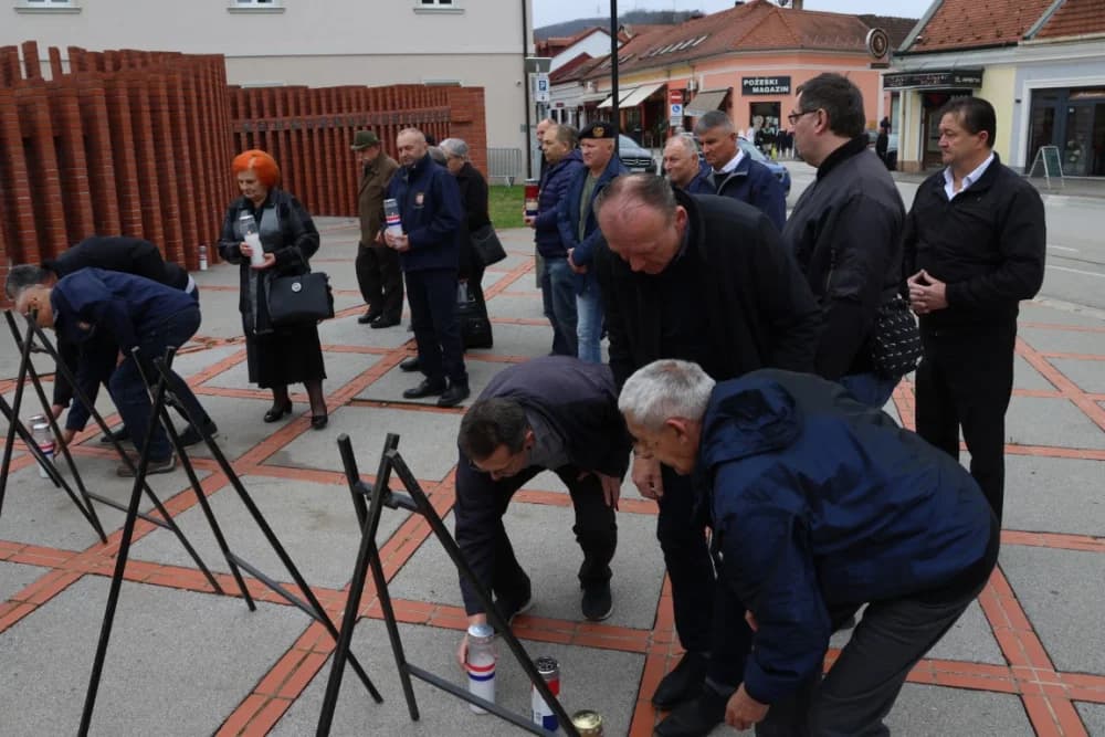 Položeni vijenci i zapaljene svijeće na Groblju sv. Ilije i Trgu 123. brigade povodom obiljeđavanja Dana grada Požege
