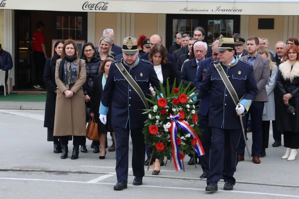 Položeni vijenci i zapaljene svijeće na Groblju sv. Ilije i Trgu 123. brigade povodom obiljeđavanja Dana grada Požege