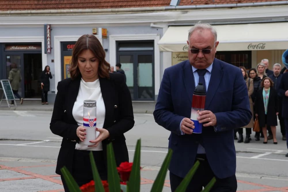Položeni vijenci i zapaljene svijeće na Groblju sv. Ilije i Trgu 123. brigade povodom obiljeđavanja Dana grada Požege