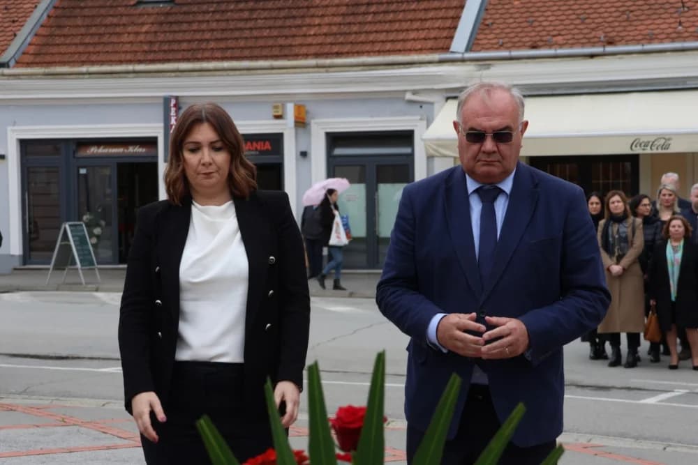 Položeni vijenci i zapaljene svijeće na Groblju sv. Ilije i Trgu 123. brigade povodom obiljeđavanja Dana grada Požege