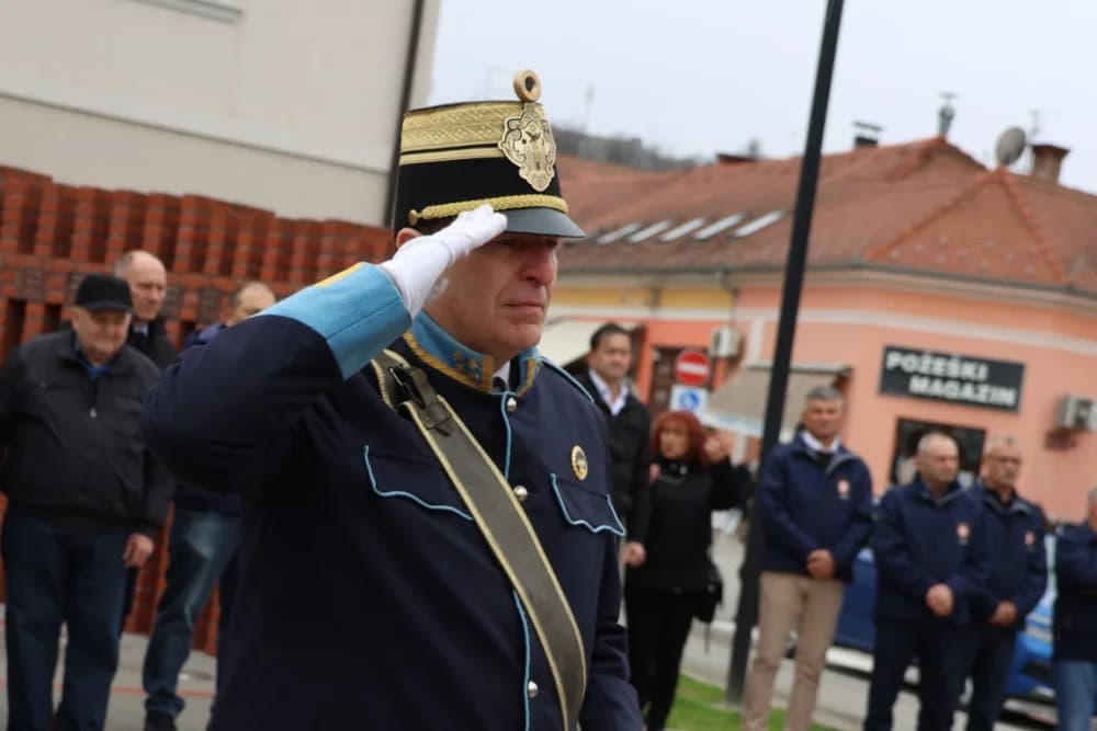 Položeni vijenci i zapaljene svijeće na Groblju sv. Ilije i Trgu 123. brigade povodom obiljeđavanja Dana grada Požege