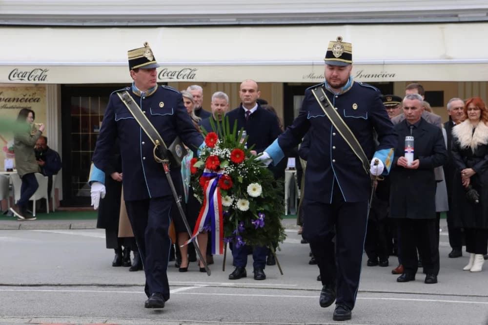 Položeni vijenci i zapaljene svijeće na Groblju sv. Ilije i Trgu 123. brigade povodom obiljeđavanja Dana grada Požege