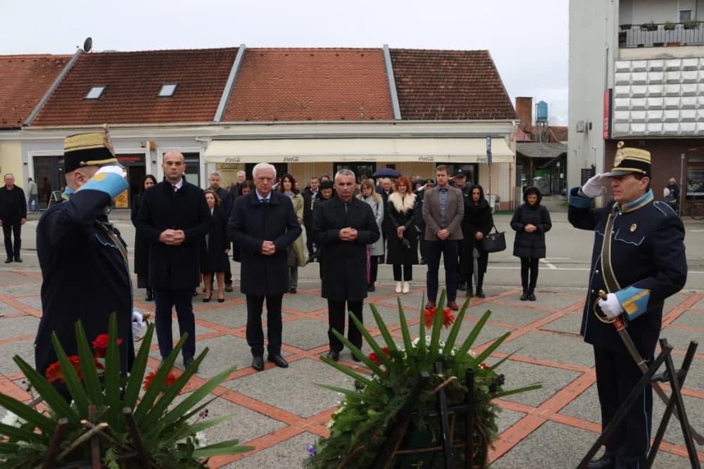 Položeni vijenci i zapaljene svijeće na Groblju sv. Ilije i Trgu 123. brigade povodom obiljeđavanja Dana grada Požege