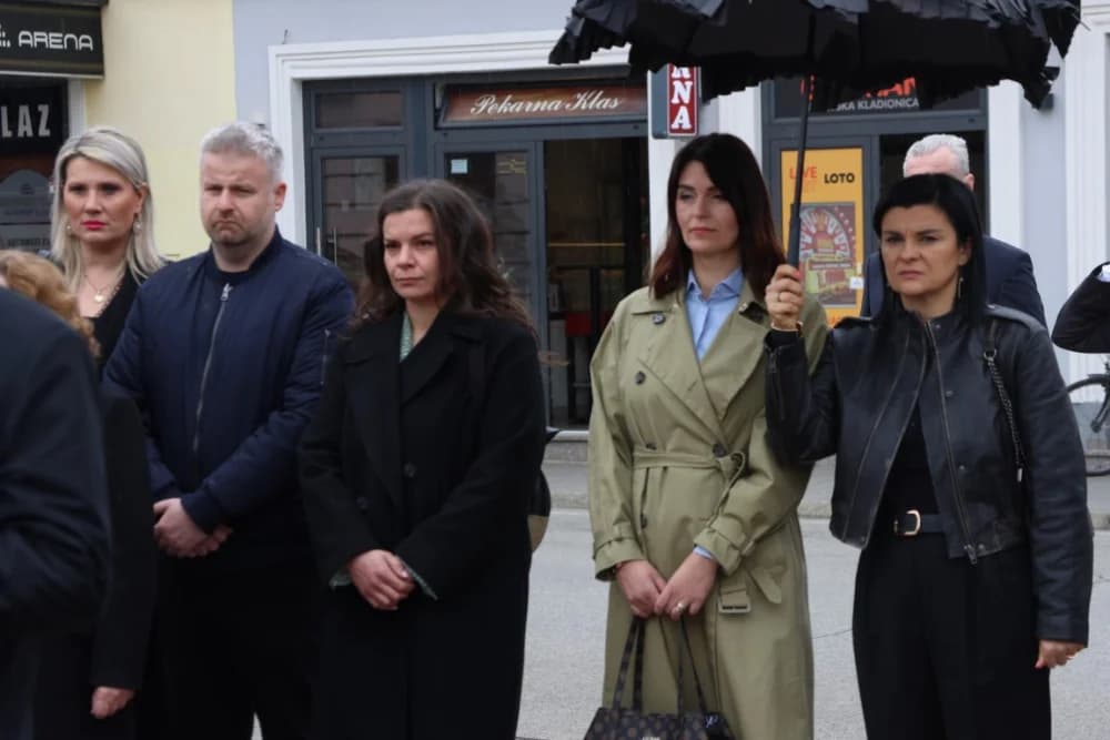 Položeni vijenci i zapaljene svijeće na Groblju sv. Ilije i Trgu 123. brigade povodom obiljeđavanja Dana grada Požege