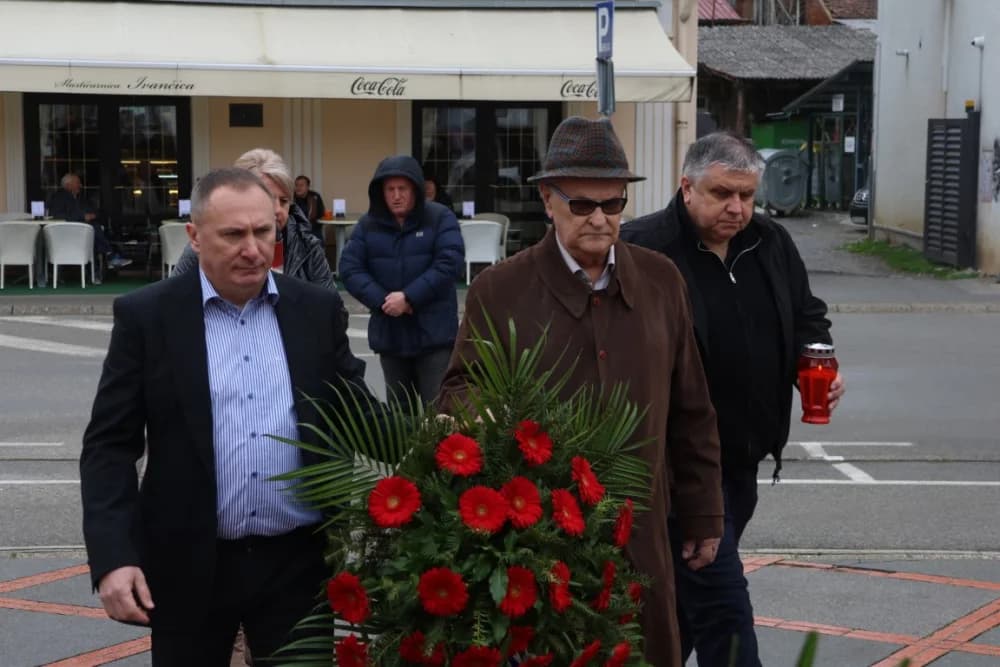 Položeni vijenci i zapaljene svijeće na Groblju sv. Ilije i Trgu 123. brigade povodom obiljeđavanja Dana grada Požege