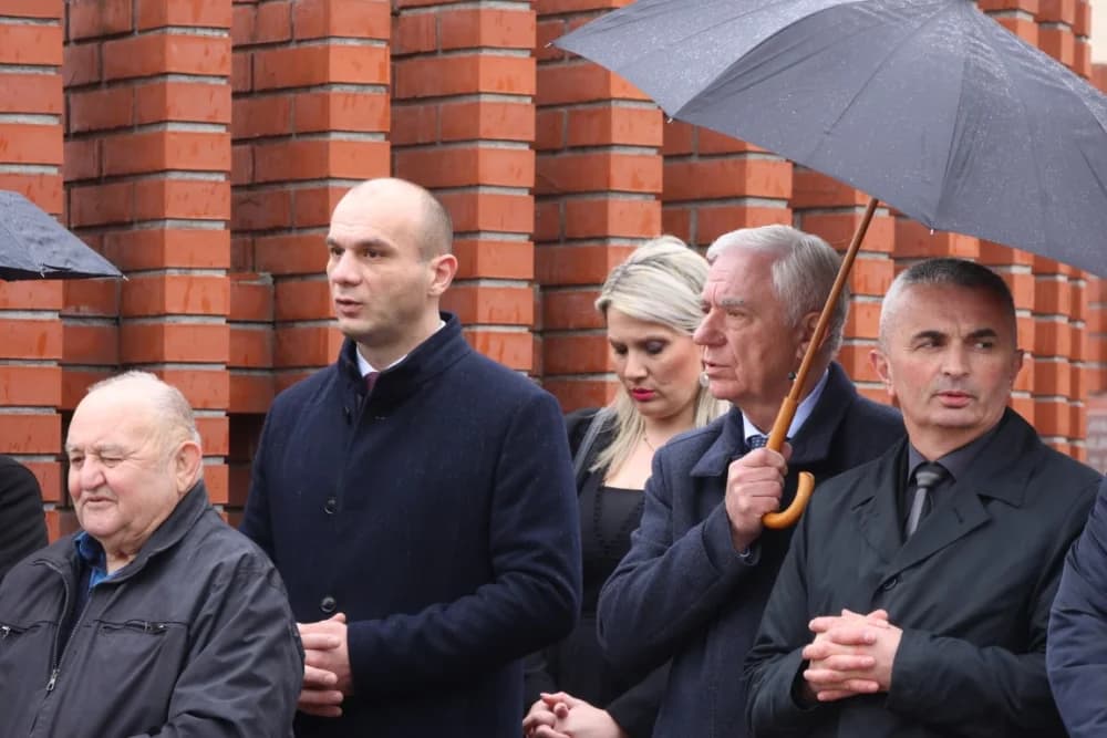 Položeni vijenci i zapaljene svijeće na Groblju sv. Ilije i Trgu 123. brigade povodom obiljeđavanja Dana grada Požege