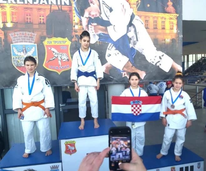 Na jakom turniru u Zrenjaninu Lana Knaus osvojila zlatnu i srebrnu, a Iva Čančar brončanu medalju