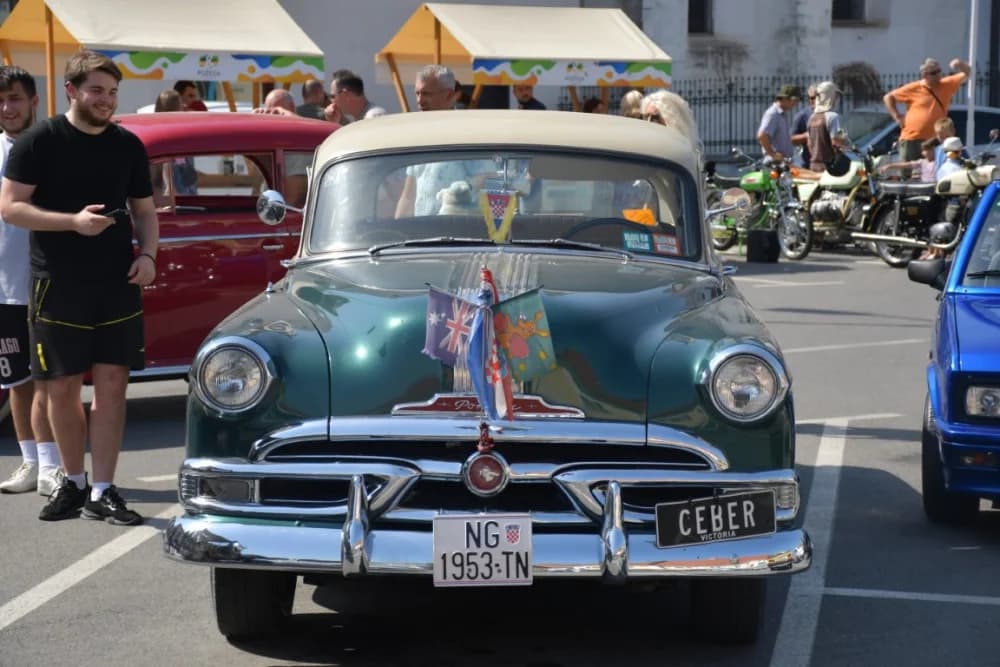Karavana oldtimer vozila boravila u Požegi /FOTO/