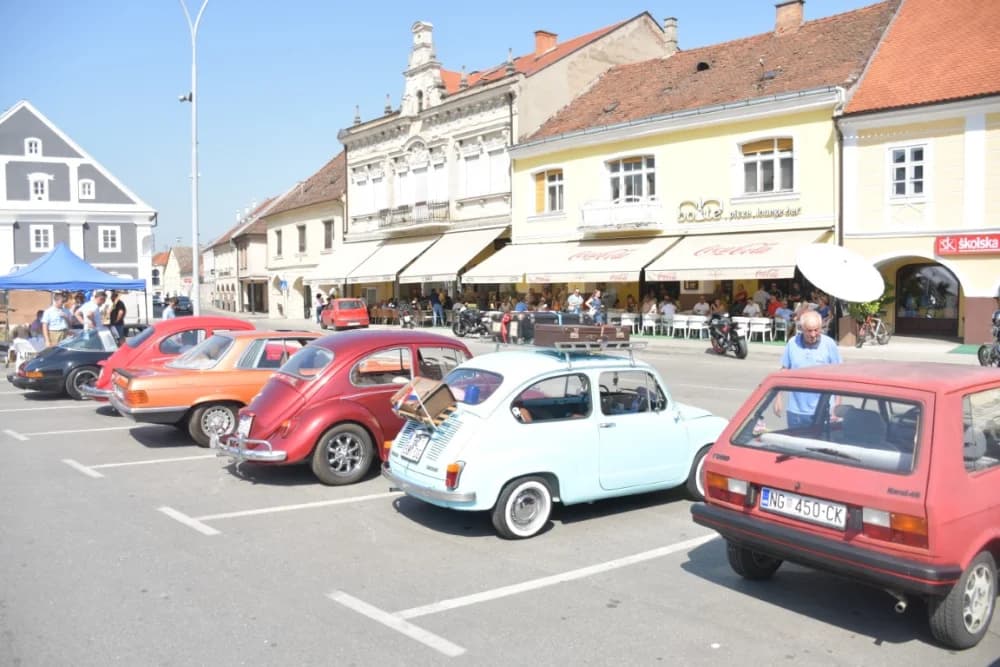 Karavana oldtimer vozila boravila u Požegi /FOTO/