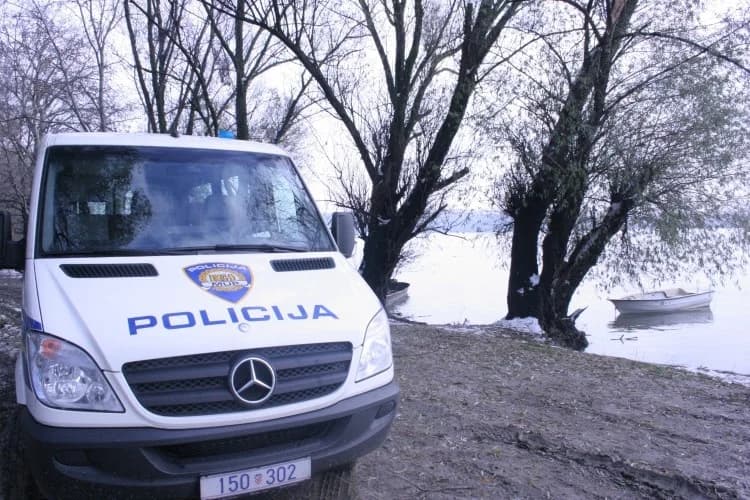 Četvorica momaka pokušala ukrasti ribu iz ribnjaka - policija bila brža pa nisu uspjeli