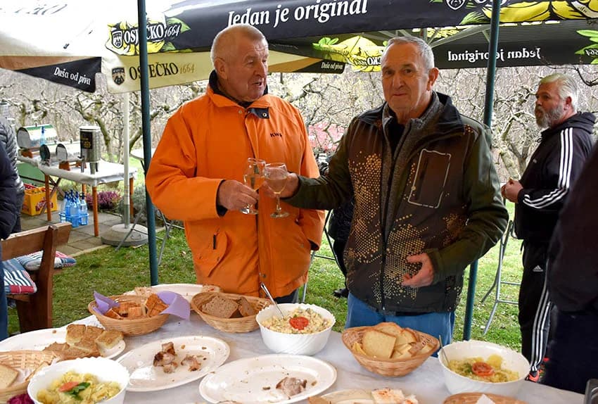 POŽEŠKI VINOGRADARI SLAVILI GRGUREVO: Uz pjesmu, obilje hrane i dobru graševinu fešte do jutarnjih sati