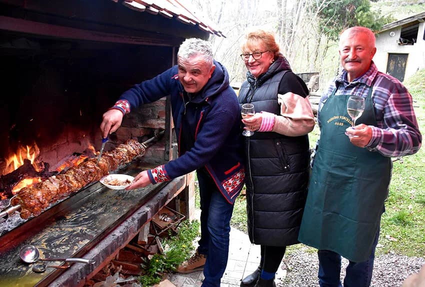 POŽEŠKI VINOGRADARI SLAVILI GRGUREVO: Uz pjesmu, obilje hrane i dobru graševinu fešte do jutarnjih sati
