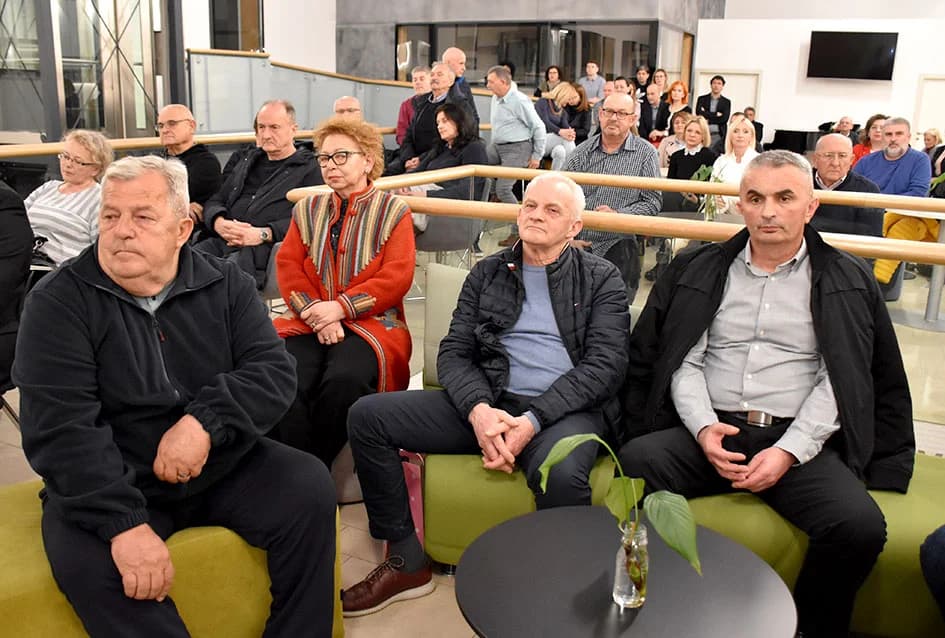 POŽEŽANIMA PREDSTAVLJENA KNJIGA VESNE VLAŠIĆ: ʼPožega od tragova satkanaʼ