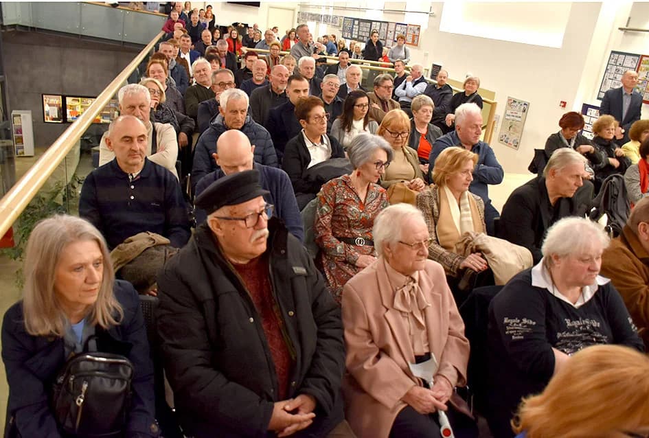 POŽEŽANIMA PREDSTAVLJENA KNJIGA VESNE VLAŠIĆ: ʼPožega od tragova satkanaʼ