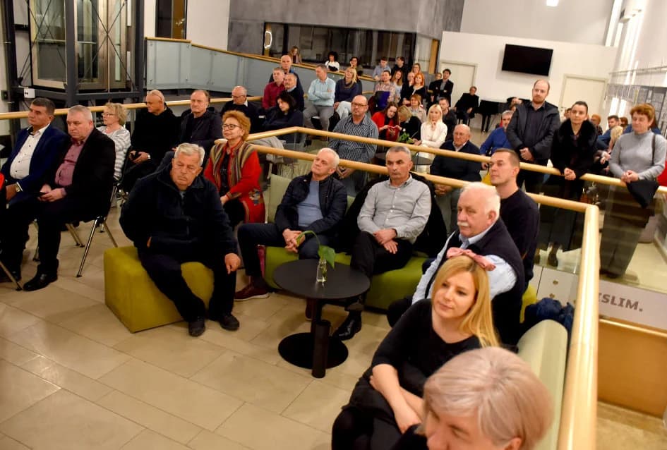 POŽEŽANIMA PREDSTAVLJENA KNJIGA VESNE VLAŠIĆ: ʼPožega od tragova satkanaʼ
