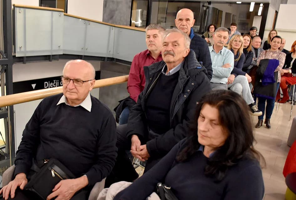 POŽEŽANIMA PREDSTAVLJENA KNJIGA VESNE VLAŠIĆ: ʼPožega od tragova satkanaʼ