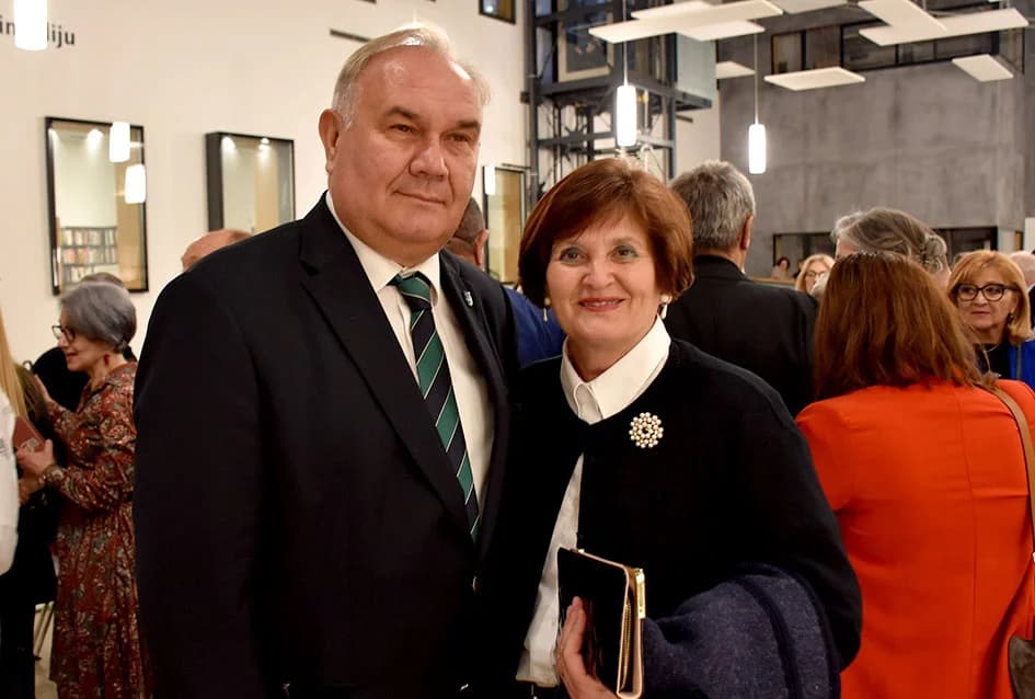 POŽEŽANIMA PREDSTAVLJENA KNJIGA VESNE VLAŠIĆ: ʼPožega od tragova satkanaʼ