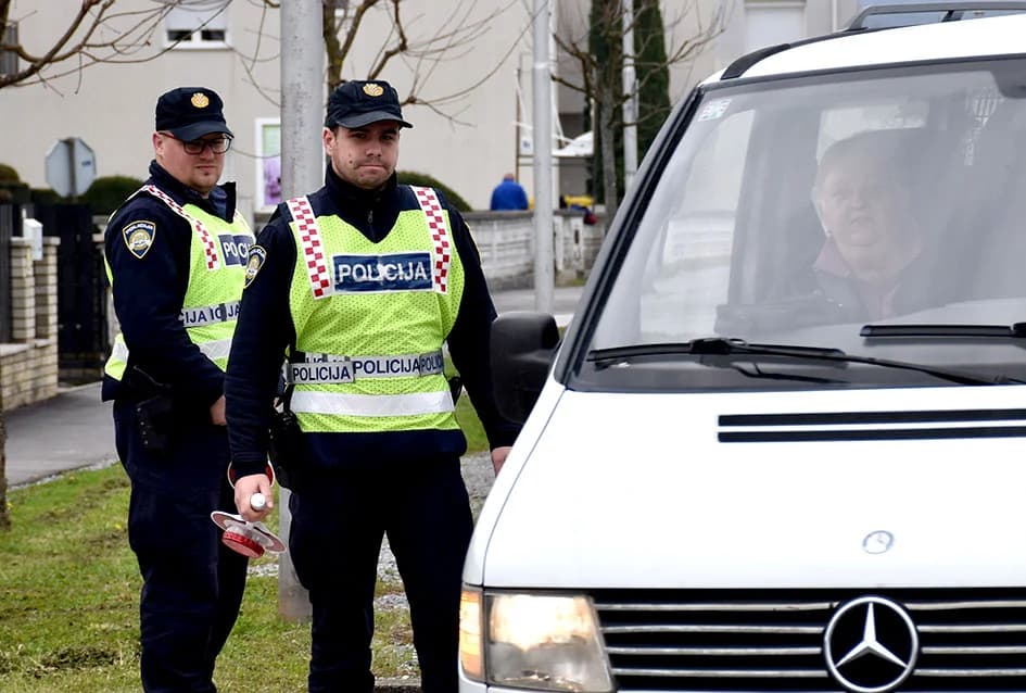 [FOTO-VIDEO] Akcija policije usmjerena na korištenje pojasa u vozilu