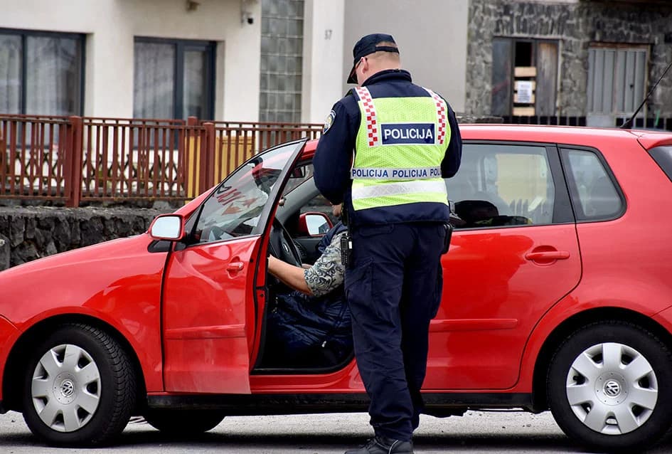 [FOTO-VIDEO] Akcija policije usmjerena na korištenje pojasa u vozilu