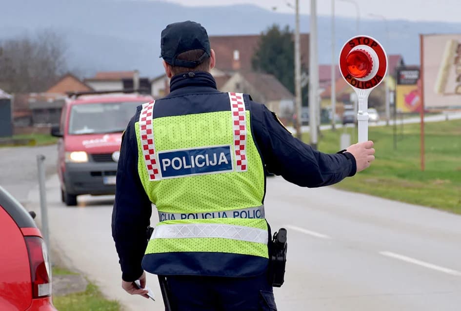 [FOTO-VIDEO] Akcija policije usmjerena na korištenje pojasa u vozilu
