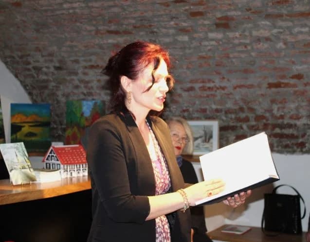 PEIĆEVCI U STIHOVIMA I BOJAMA  U Požeškoj kući održana pjesnička večer uz izložbu likovnih radova