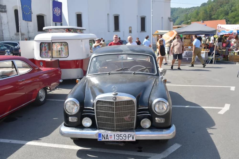 Karavana oldtimer vozila boravila u Požegi /FOTO/