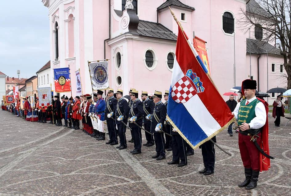 (VIDEO-FOTO) Povijesne postrojbe u drevnim odorama krasile požeške ulice i Katedralni trg