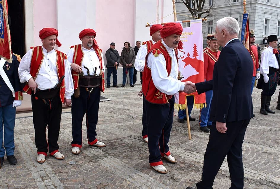 (VIDEO-FOTO) Povijesne postrojbe u drevnim odorama krasile požeške ulice i Katedralni trg