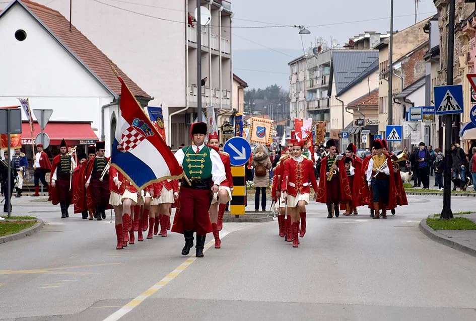 (VIDEO-FOTO) Povijesne postrojbe u drevnim odorama krasile požeške ulice i Katedralni trg