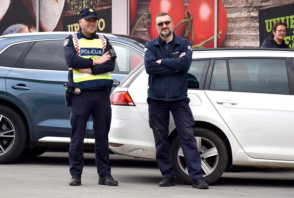 (VIDEO-FOTO) Povijesne postrojbe u drevnim odorama krasile požeške ulice i Katedralni trg