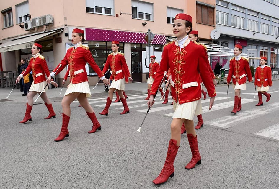 (VIDEO-FOTO) Povijesne postrojbe u drevnim odorama krasile požeške ulice i Katedralni trg