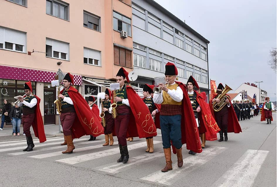(VIDEO-FOTO) Povijesne postrojbe u drevnim odorama krasile požeške ulice i Katedralni trg