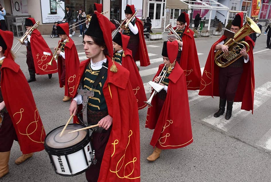 (VIDEO-FOTO) Povijesne postrojbe u drevnim odorama krasile požeške ulice i Katedralni trg