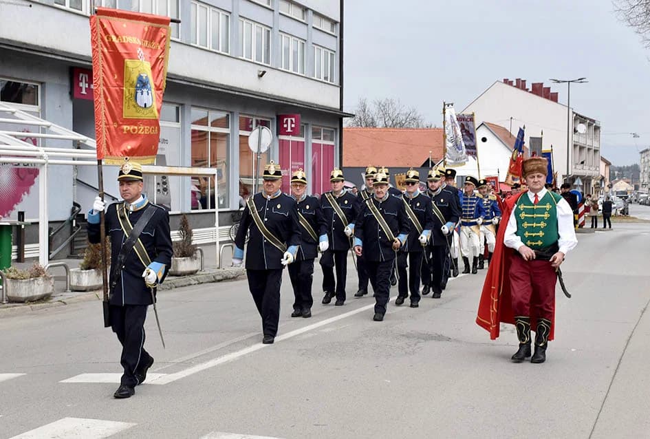 (VIDEO-FOTO) Povijesne postrojbe u drevnim odorama krasile požeške ulice i Katedralni trg