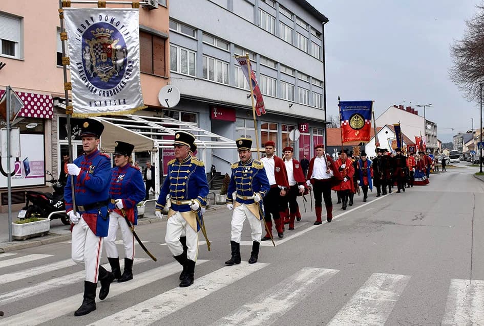 (VIDEO-FOTO) Povijesne postrojbe u drevnim odorama krasile požeške ulice i Katedralni trg