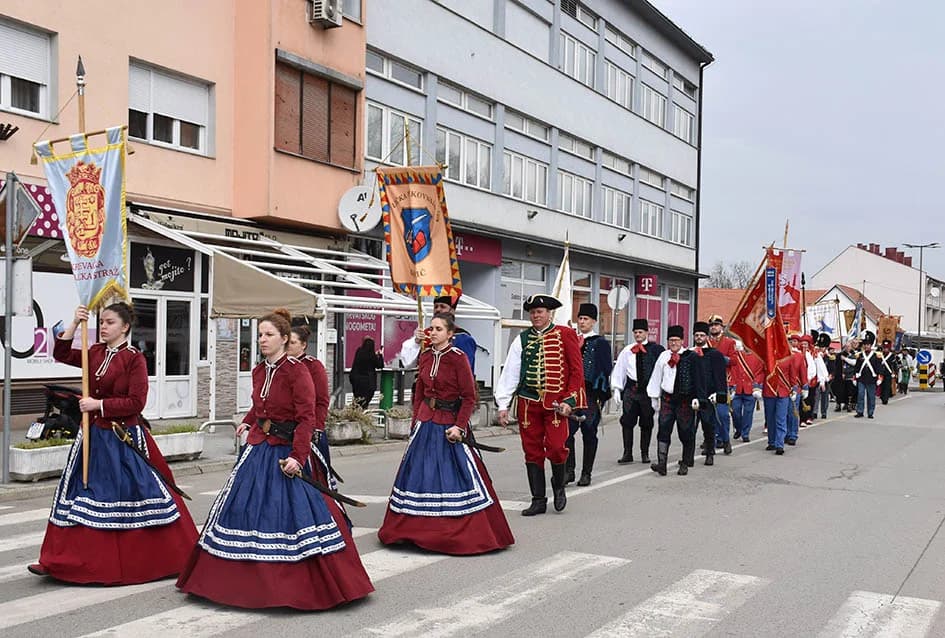 (VIDEO-FOTO) Povijesne postrojbe u drevnim odorama krasile požeške ulice i Katedralni trg
