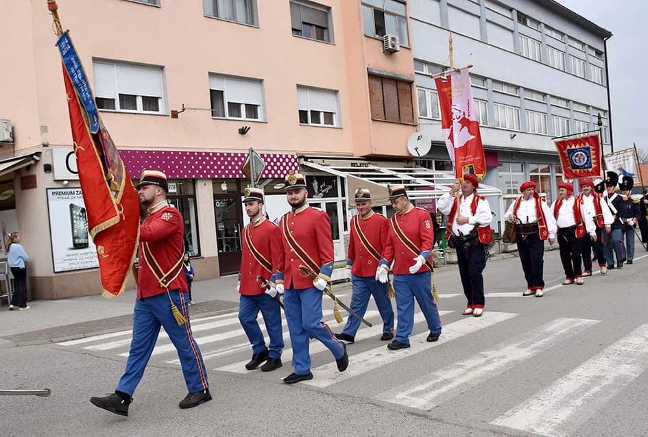(VIDEO-FOTO) Povijesne postrojbe u drevnim odorama krasile požeške ulice i Katedralni trg