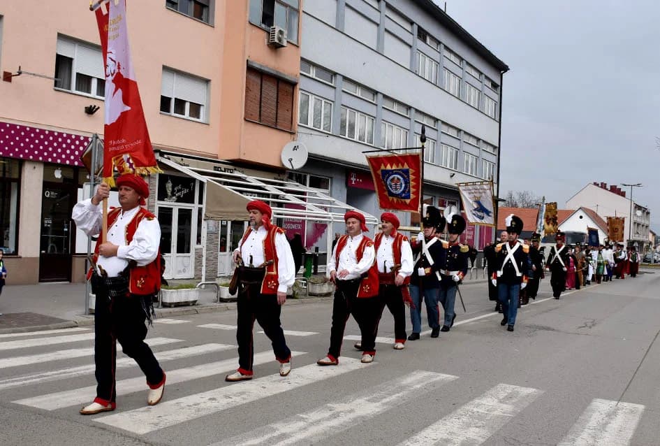 (VIDEO-FOTO) Povijesne postrojbe u drevnim odorama krasile požeške ulice i Katedralni trg